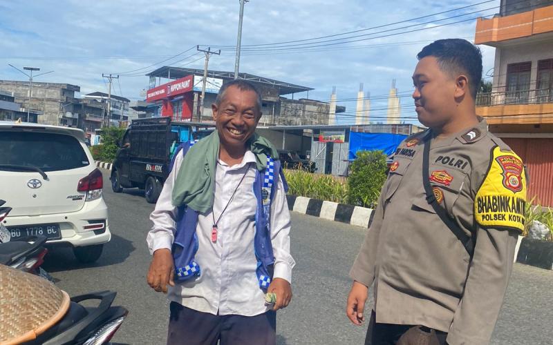 Bhabinkamtibmas Berikan Imbauan Kepada Petugas Parkir 