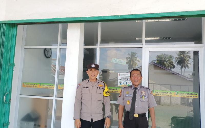 Sambang Dialogis, Bhabinkamtibmas Sampaikan Imbaian Kepada Security Bank Bengkulu Kelurahan Pasar Baru 