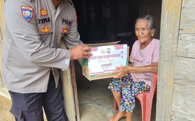 Terima Bantuan Dari Polsek Padang Guci Hulu, Haryati Ucapkan Terimakasih 
