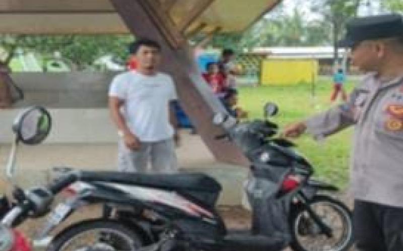 Patroli Polsek Teluk Segara Beri Imbauan Kamtibmas kepada Petugas Parkir Taman Kota Tuo