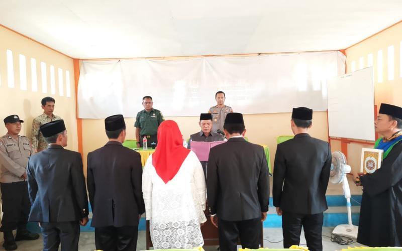 Kapolsek dan Kanit Binmas Polsek Seginim, Hadiri Pelantikan dan Pengambilan Sumpah Perangkat BPD Desa Babatan Ulu