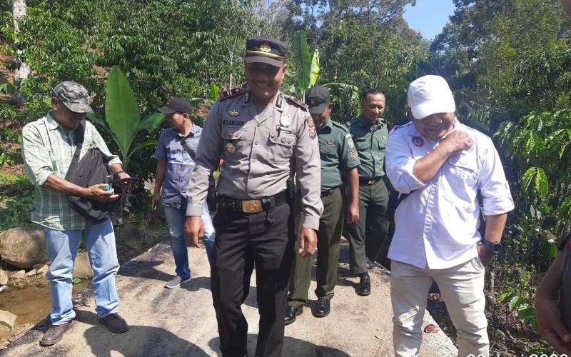 Kapolsek Lebong Utara dan Bhabinkamtibmas Monitoring dan Evaluasi Penggunaan DD