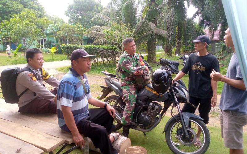 Bhabinkamtibmas Polsek Selebar Ikuti Kegitan Gotong Royong Bersama Warga