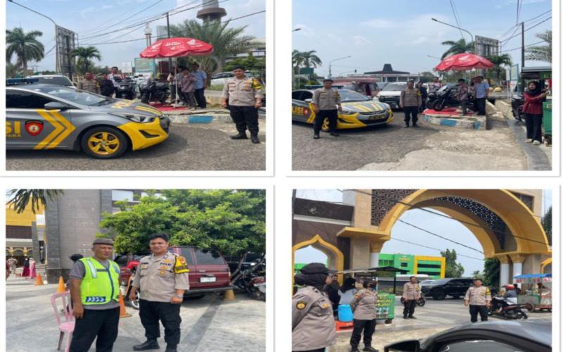 Berikan Pengamanan, Personel Polsek Gading Cempaka Jaga Masjid Waktu Salat Jumat
