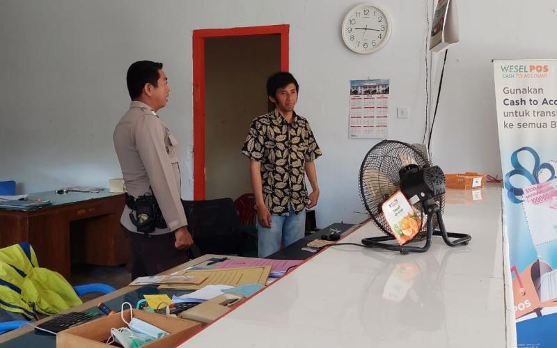 Bhabinkamtibmas Polsek Pino Sambang Dialogis Ke Kantor Pos Berikan Imbauan 
