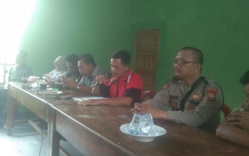 Penyaluran BLT Desa Jago Bayo, Diawasi Polsek Lais 