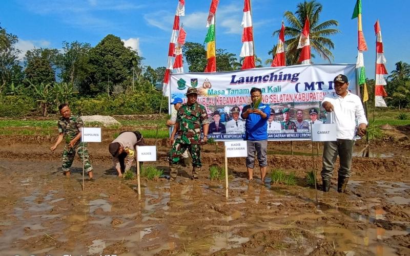 Bhabinkamtibmas Hadiri Penanaman Dua Kali MT2 di Desa Manai Blau