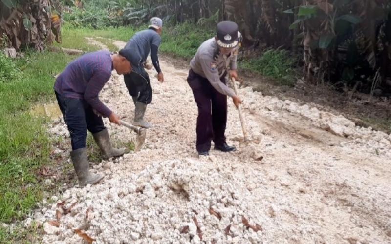 Warga Bersama Bhabinkamtibmas Aipda M Harahap Gotong Royong Timbun Jalan Berlubang