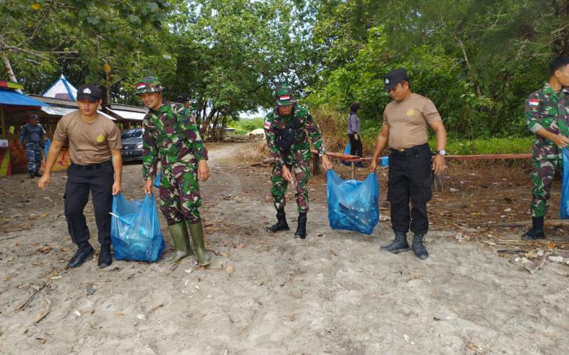 Polsek Enggano bersama Koramil Enggano Laksanakan Aksi Bersih Pantai dalam Rangka Hut Bhayangkara Ke 77