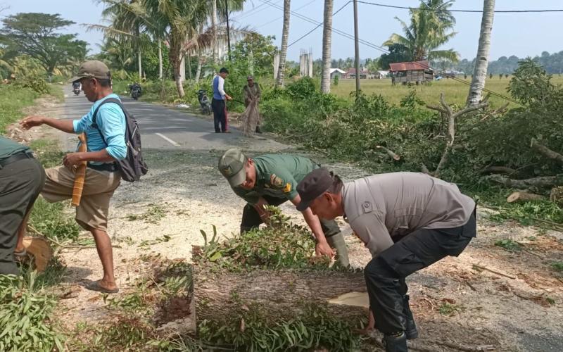 Sambut Hari Bhayangkara Ke -77, Polsek Seginim Lakukan Baksos