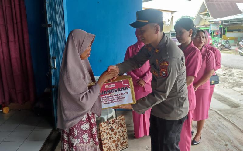 Kapolsek Giri Mulya Serahkan Tali Asih Kepada Purnawirawan