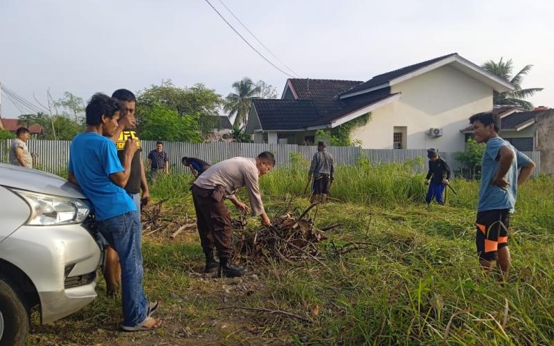 Bhabinkamtibmas Polsek Gading Cempaka Ikuti Gotong Royong Bersihkan Lahan untuk Kurban