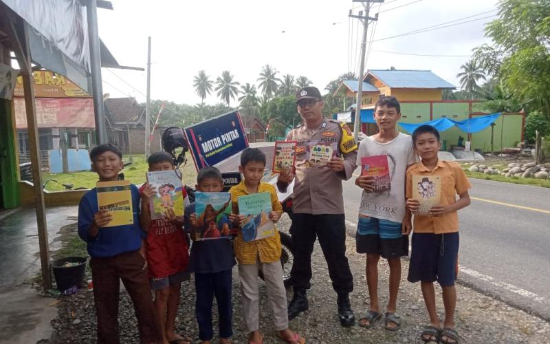 Berantas Buta Aksara dan Kecanduan Gadget, Bhabinkamtibmas Polsek Kaur Tengah Laksankan Giat Inovasi Perpustakaan Keliling  
