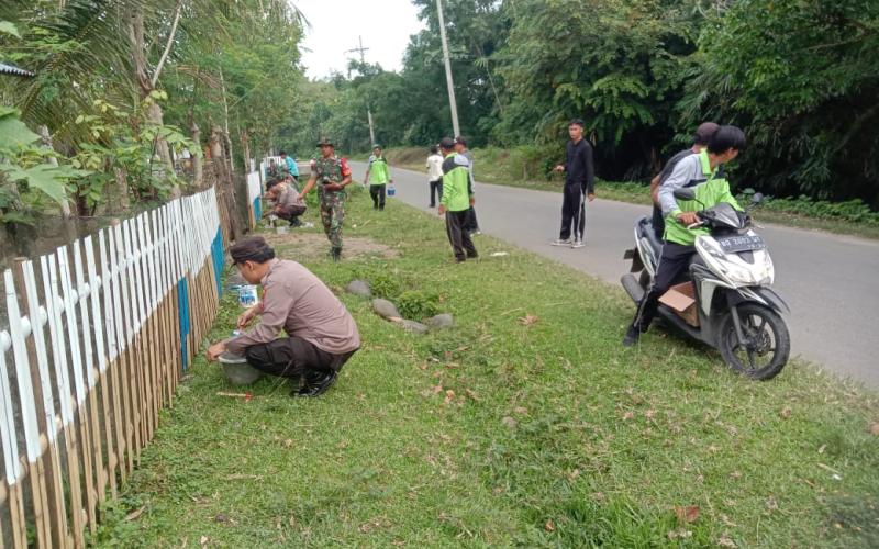 Polsek Kaur Utara Melaksanakan Gotong Royong di Desa Tanjung Betung 2