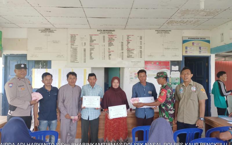 Bhabinkamtibmas Polsek Nasal, Monitoring Penyaluran BLT-DD di Desa Suka Jaya