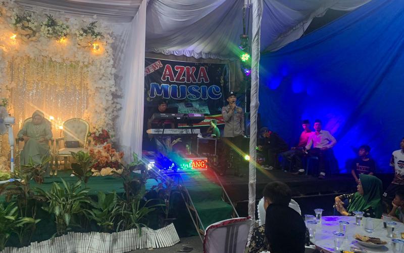 Cipatakan Situasi Kondusif, Bhabinkamtibmas Polsek Kaur Utara Monitoring Pesta Pernikahan 