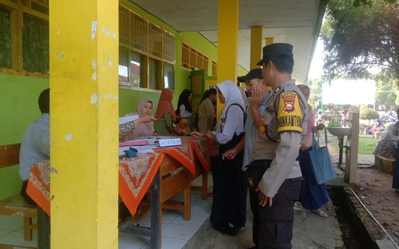 Bhabinkamtibmas Polsek Gading Cempaka Monitoring PPDB di SMAN 7 Kota Bengkulu