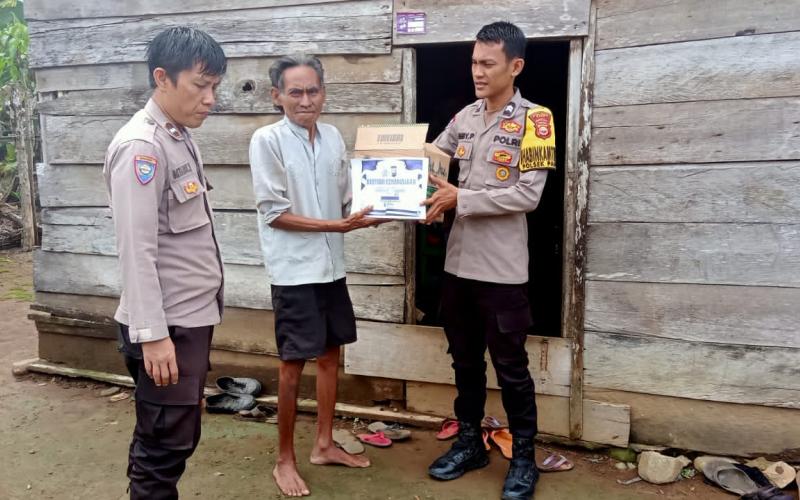 Peduli kepada Warga Kurang Mampu, Polsek Padang Guci Hulu Berikan Bantuan 