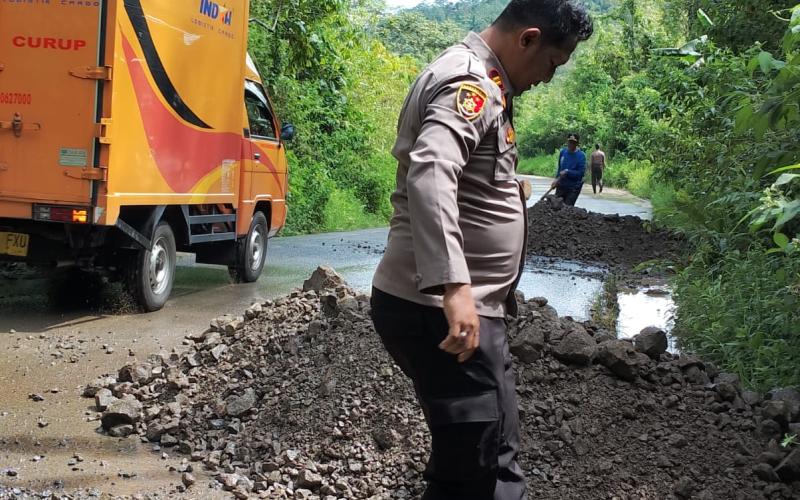 Sinergi, Polsek Rimbo Pengadang Timbun  Jalan Berlubang 