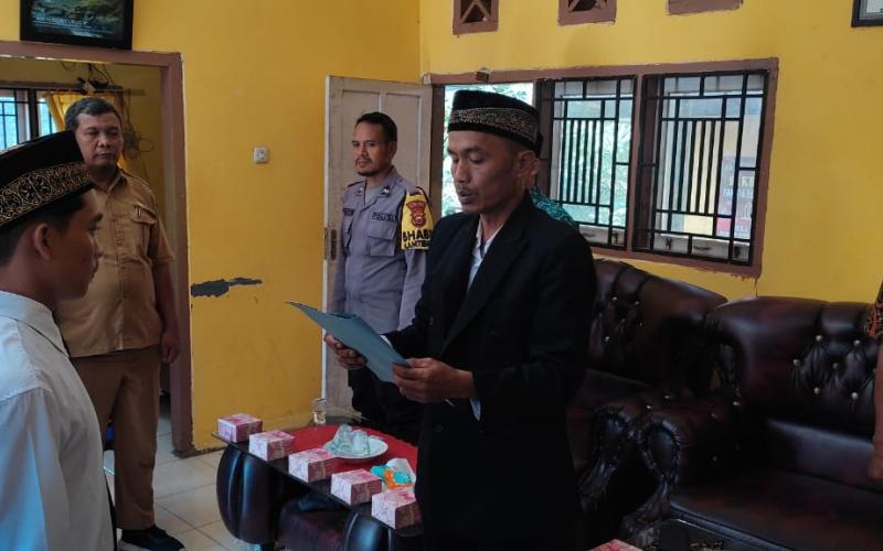 Bhabinkamtibmas Lakukan Monitoring Pelantikan Perangkat Desa
