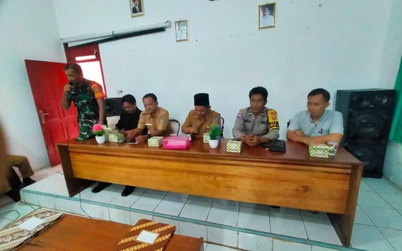 HADIRI PELANTIKAN PERANGKAT DESA, BHABINKAMTIBMAS POLSEK KETAHUN BERHARAP PERANGKAT DESA SEMAKIN BERSINERGI