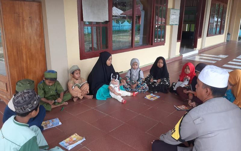 Peduli Generasi Muda, Bhabinkamtibmas Aipda M.Harahap Ajarkan Anak-anak Belajar Mengaji