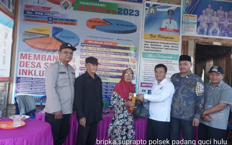 Bhabinkamtibmas Polsek Padang Guci Hulu, Hadiri Kegiatan Pembagian Sembako Dari TPK Ketahanan Pangan Desa Bungin Tambun III
