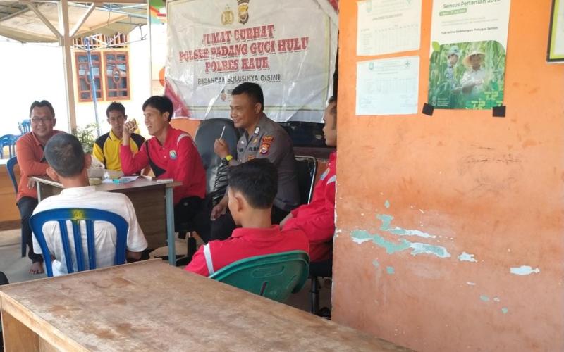 Jumat Curhat, Polsek Padang Guci Hulu Dengarkan Keluhan Warga Desa Aur Gading