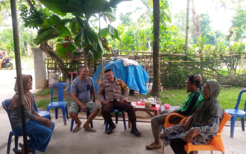 Bhabinkamtibmas Polsek Selebar Monitoring Kegiatan Resepsi Pernikahan Warga Binaannya 
