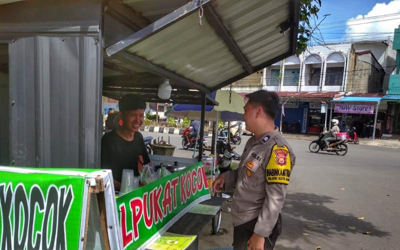 Bhabinkamtibmas Polsek Kota Manna Lakukan Sambang kepada Pedagang Juz Buah 
