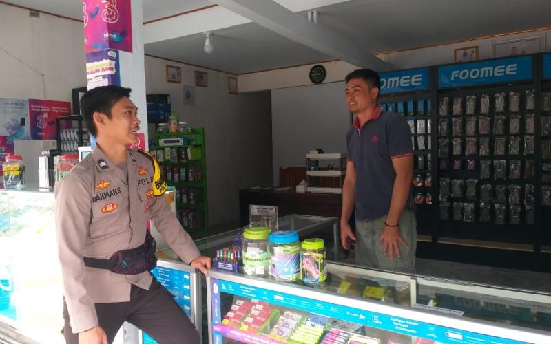 Sambangi Counter Hp dan Pulsa, Bhabinkamtibmas Polsek Seginim  Berikan Imbauan Kamtibmas