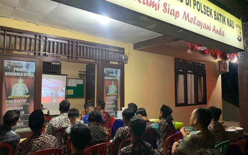 Polsek Batik Nau Nobar Paggelaran Wayang Kulit Bareng Warga