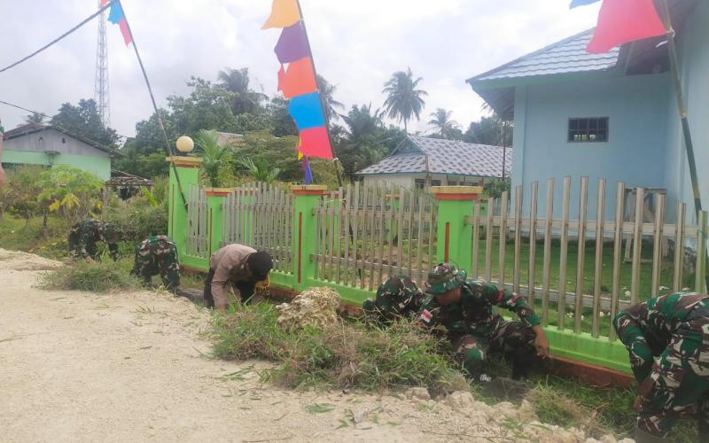 Sinergitas TNI – Polri dan Masyarakat Gotong Royong Bersihkan Masjid