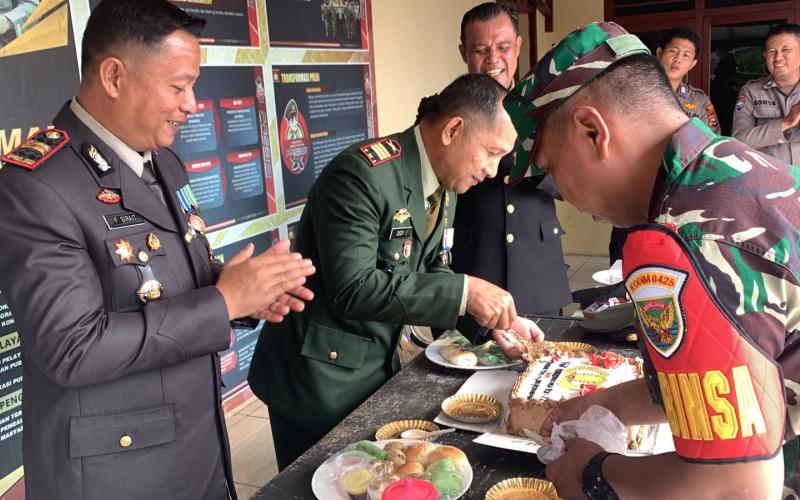 Polsek Sukaraja, Terima Kunjungan dan Ucapan Hari Bhayangkara ke-77 dari Danramil 0425/03 Air Periukan  