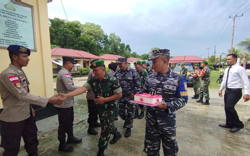 Anggota TNI Grebek Polsek Enggano Berikan Ucapan HUT Bhayngkara Ke-77