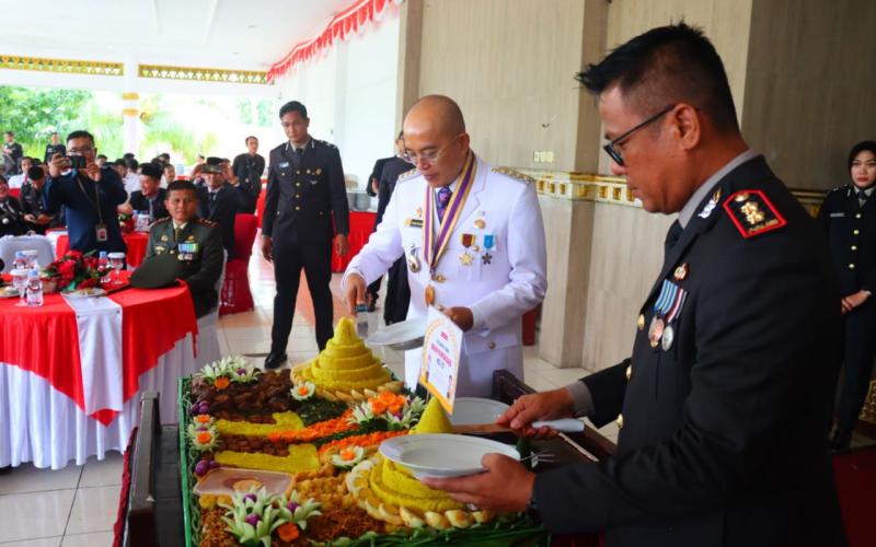 Syukuran Hari Bhayangkara Ke-77, Polres Bengkulu Selatan Potong Tumpeng 