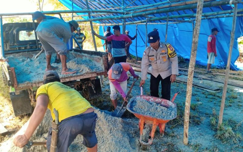 Bhabinkamtibmas Bripka Maraden Bantu Warga Siapkan Pesta Hajatan