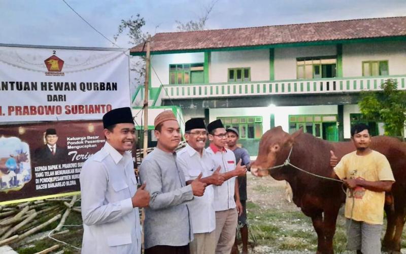 Prabowo Subianto Salurkan Sapi Qurban ke Ponpes dan Tokoh Agama