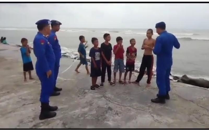 Untuk Tidak Mandi Ditepi Pantai Pasar Bawah