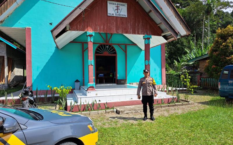 Polsek Seginim Gelar Pengaman Ibadah Minggu di Empat Gereja