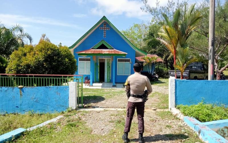 Bhabinkamtibmas Polsek Pino Lakukan Pengamanan di Gereja GKSBS Kayu Ajaran