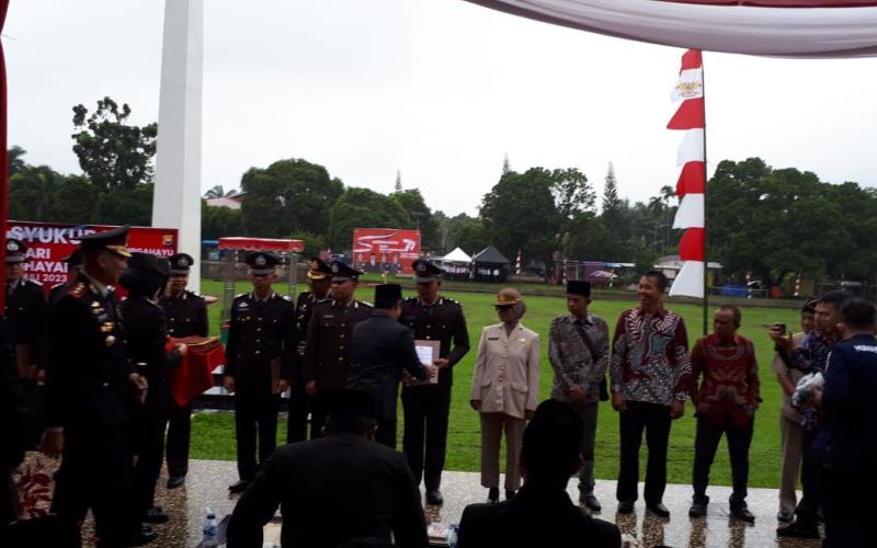 Berdedikasi Tinggi,  Anggota Polsek Enggano dapat Penghargaan dari Kapolres Dihari Ulang Tahun Bhayangkara Ke 77 