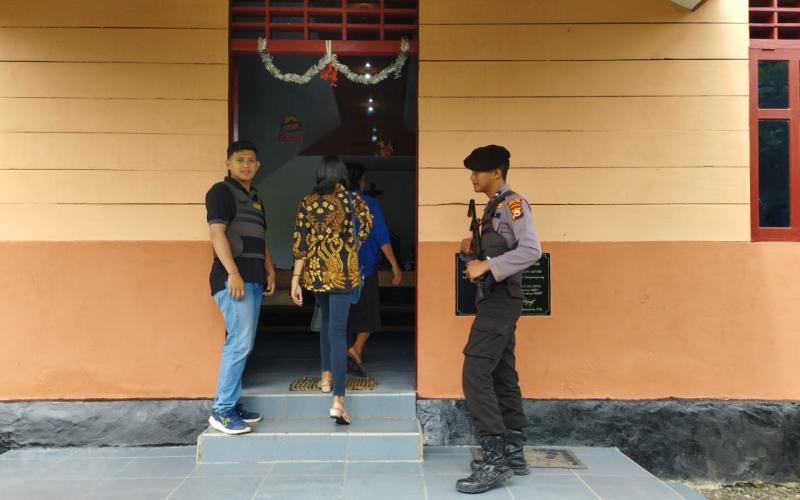 Rutin, Anggota Polsek Enggano Laksanakan Pengamanan Gereja