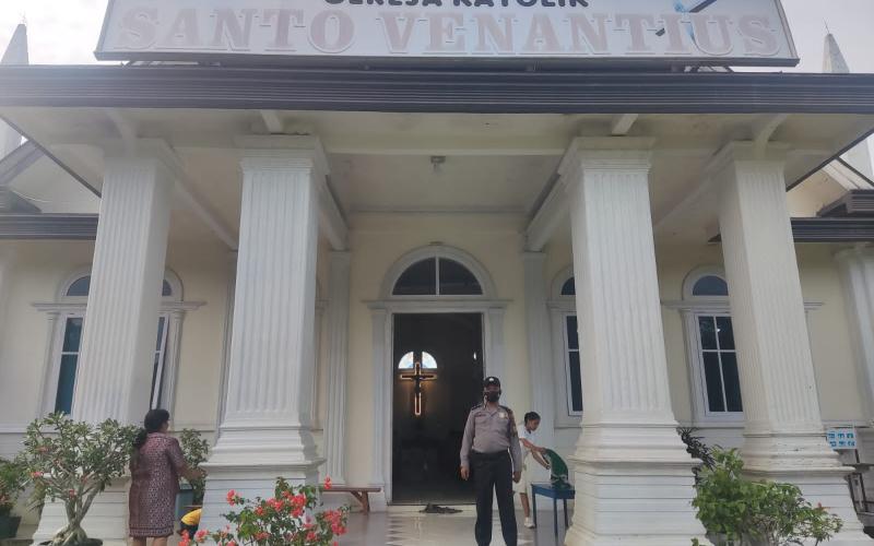 Berikan Rasa Aman Saat Ibadah Minggu, Personel Polsek Padang Jaya Rutin Lakukan Pengamanan di Gereja