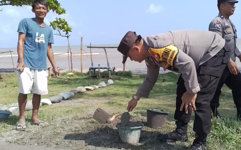 Sambang Dialogis, Bhabinkamtibmas Polsek Kota Manna Bantu Warga Perbaiki Jalan
