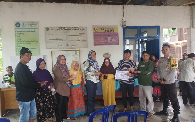 Bhabinkamtibmas Polsek Lebong Tengah Hadiri Penyaluran BLT DD di Desa Tabeak Dipoa