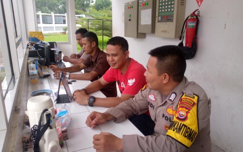 Sambangi Security Gudang Indomarco Prismatama, Bhabinkamtibmas Polsek Selebar Sampaikan Imbauan Kamtibmas