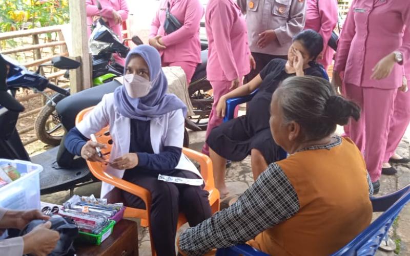 Polres BU Bersama Bhayangkari Berikan Makanan dan Pemeriksaan Kesehatan Korban Banjir