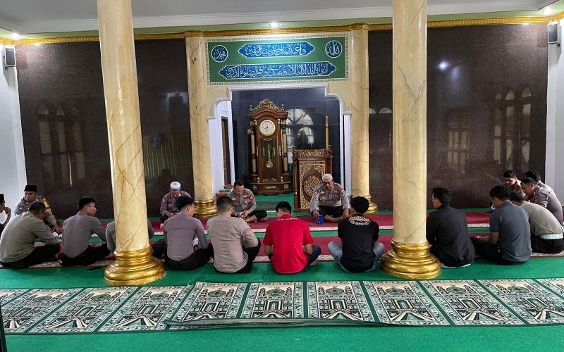 Polres Kaur Polda Bengkulu melaksanakan Bimbingan Rohani dan Mentall (Binrohtal) dengan membaca Yasin bersama di Masjid Baiturrahman Polres Kaur, Kamis (06/07/2023) Pukul 08.00 Wib s/d Selesai  Kegiatan membaca yasin bersama Polres Kaur ini dihadiri oleh Personel Polres Kaur dan Polsek jajaran, pembacaan Yasin dipimpin oleh Bripka Pitrusdi dan dilanjutkan dengan pembacaan doa.  Disampaikan Kapolres Kaur AKBP Eko Budiman, S.I.K., M.I.K., M.Si, melalui Kasi Humas AKP Johny Silaen kegiatan membaca yasin bersam