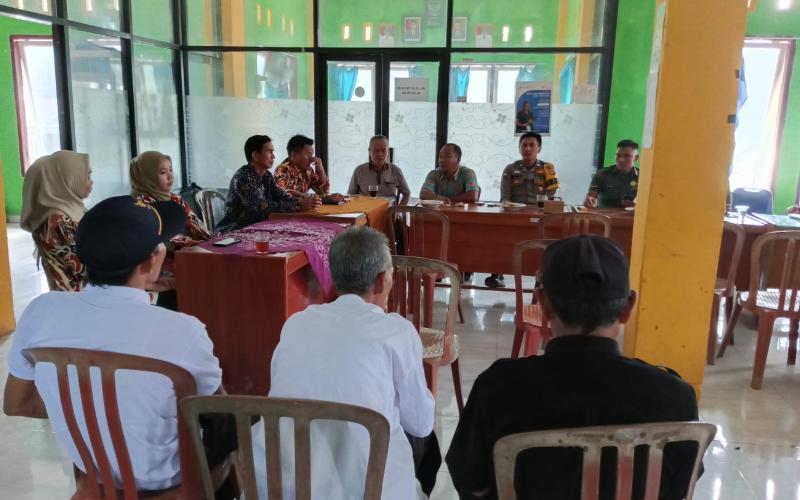 Bhabinkamtibmas Polsek Pino Hadir dalam Kegiatan MusrenbangDes di Desa Kebanjati 